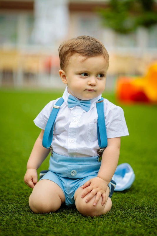 Komplet / Set Letnji komplet za bebe sv.plavi LK004– laneni šorc, kačket, košuljica, tregeri i leptir mašna