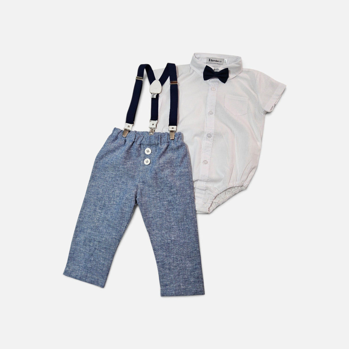 Lagani komplet za bebe denim plavi LK049 -pantalone, košuljica, tregeri i leptir mašna