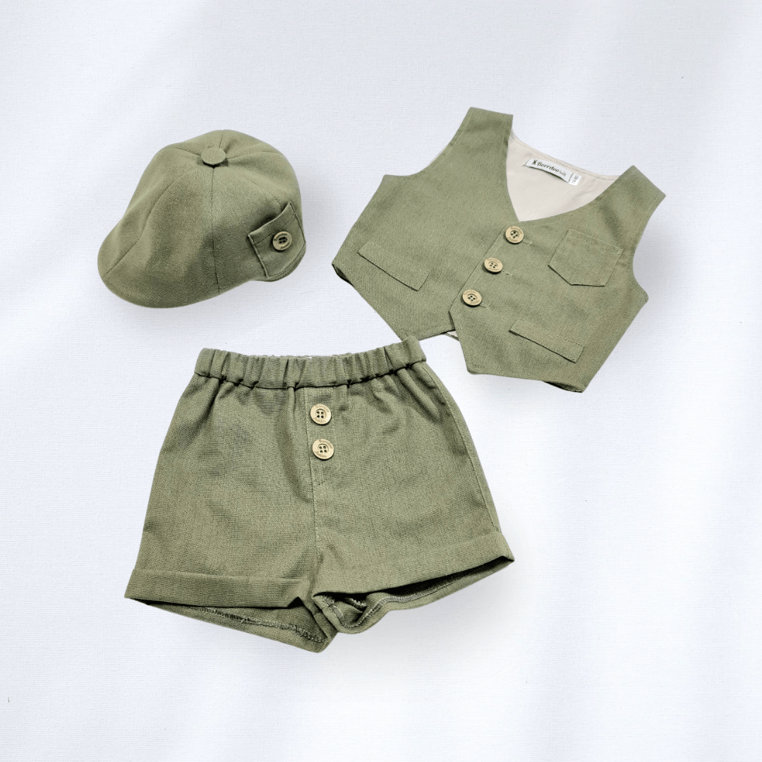 Komplet / Set Letnji komplet prsluk, šorts i kačket za bebe – maslinasti LK0042
