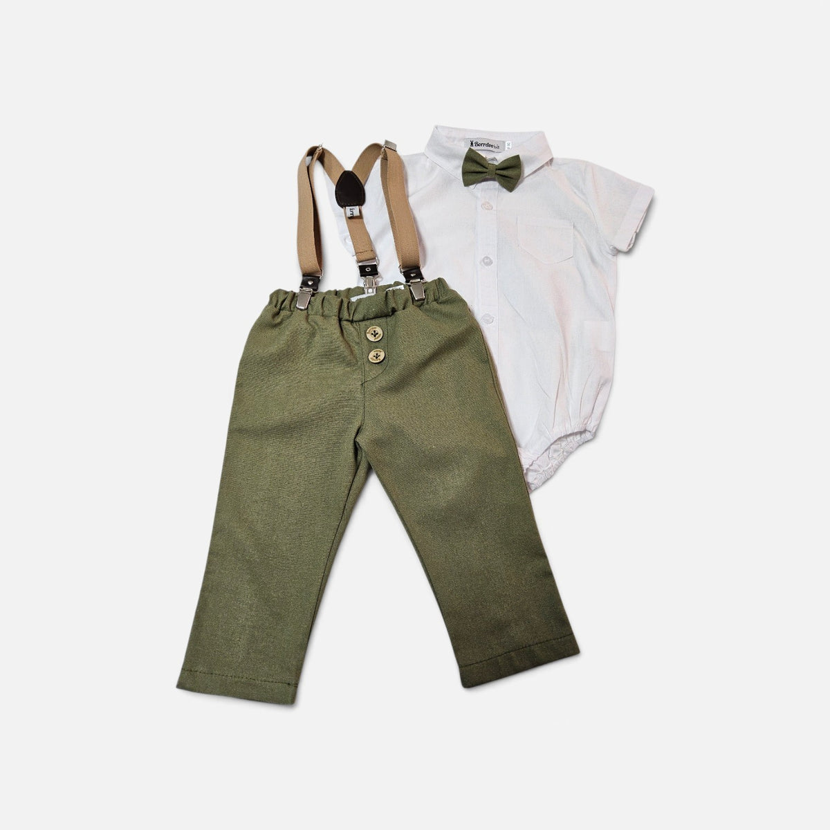Lagani komplet za bebe maslinasti LK052 pantalone, košuljica, tregeri, leptir mašna