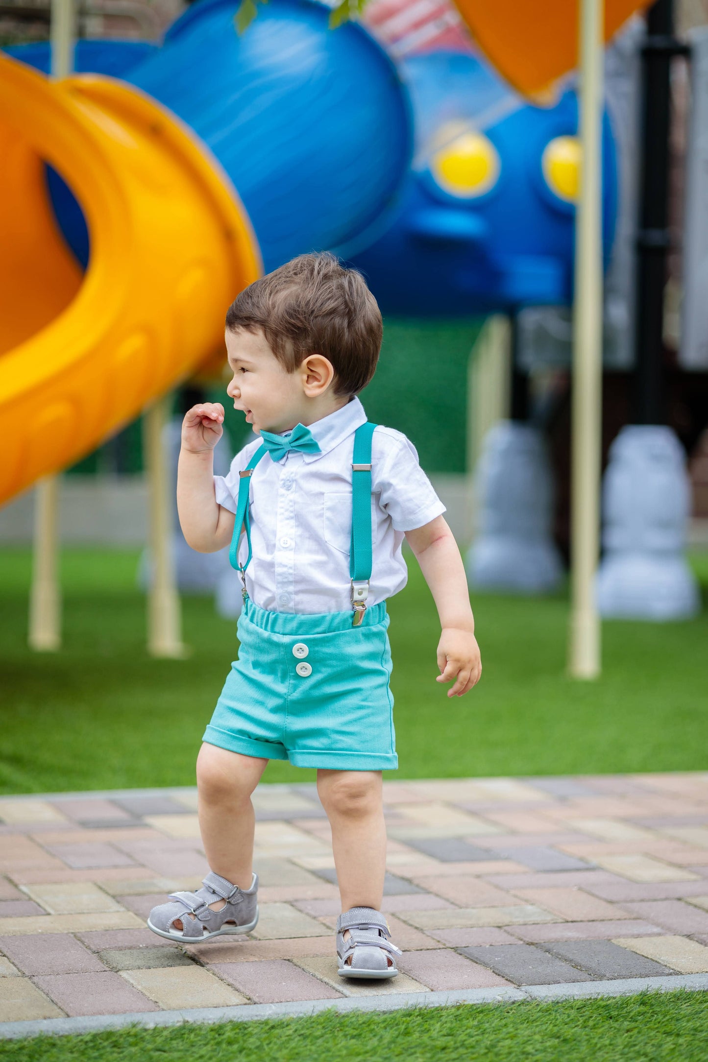 Komplet / Set Letnji komplet za bebe tirkiz LK003– laneni šorc, kačket, košuljica, tregeri i leptir mašna